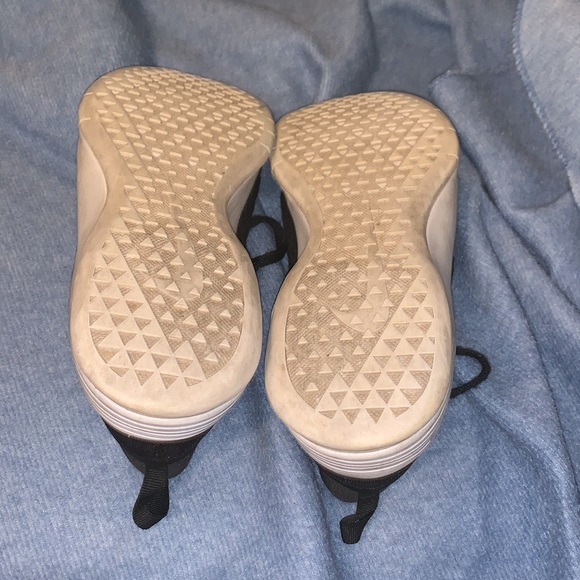 Size 7.5 - Nike Air Max Bella TR 2 Wide Black Metallic Gold - Picture 4 of 4